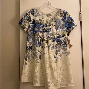 One world v-neck shirt with matching cami